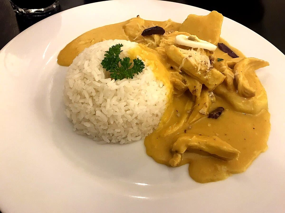 Ají de gallina con salsa cremosa de ají amarillo, huevo y aceituna