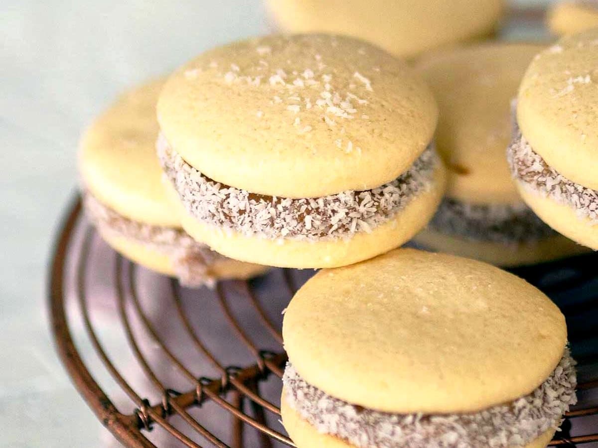 Alfajores de maicena rellenos de manjar blanco y coco rallado