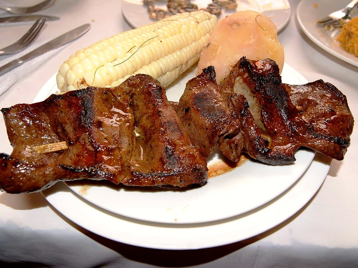 Anticuchos peruanos en brochetas a la brasa