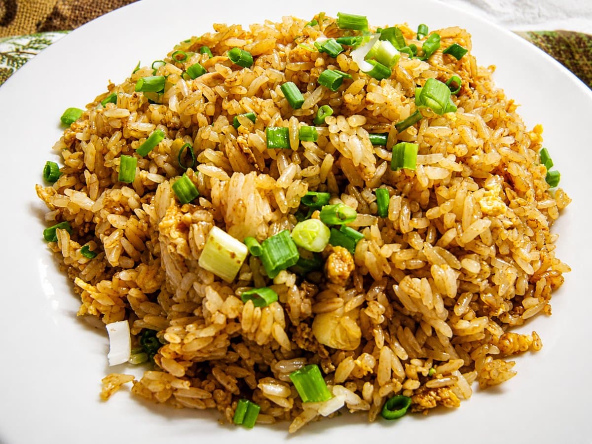 Arroz chaufa peruano salteado con cebolla china y tortilla