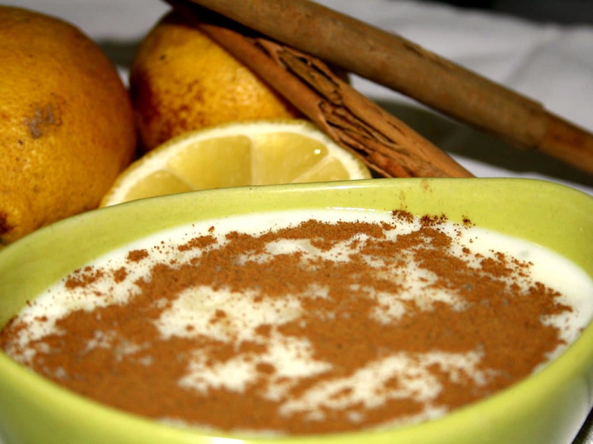 Arroz con leche peruano espolvoreado con canela