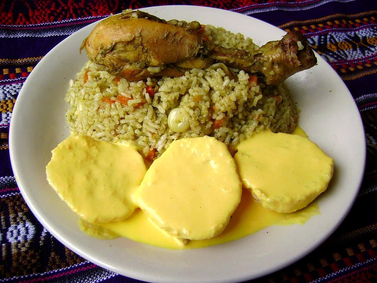 Arroz con pollo peruano de arroz verde con culantro