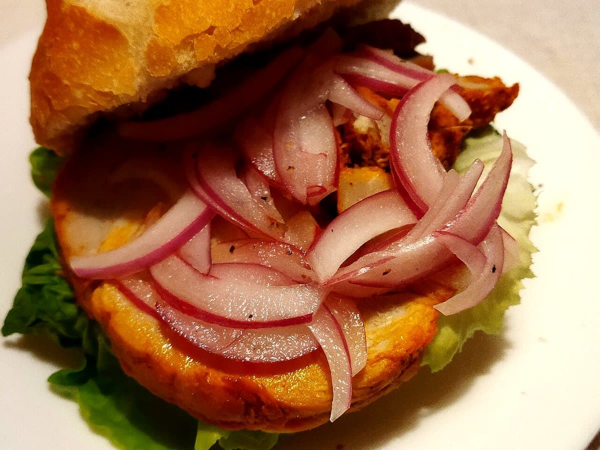 Butifarra peruana con jamón del país y cebolla encurtida