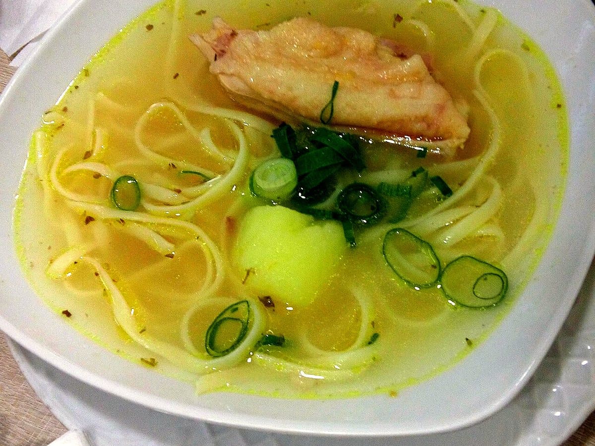 Caldo de gallina peruano con fideos, papa y cebolla china