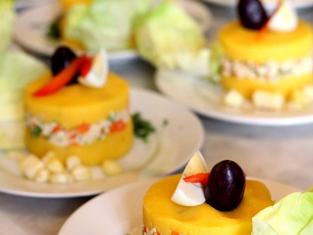 Causa rellena peruana en capas de papa amarilla