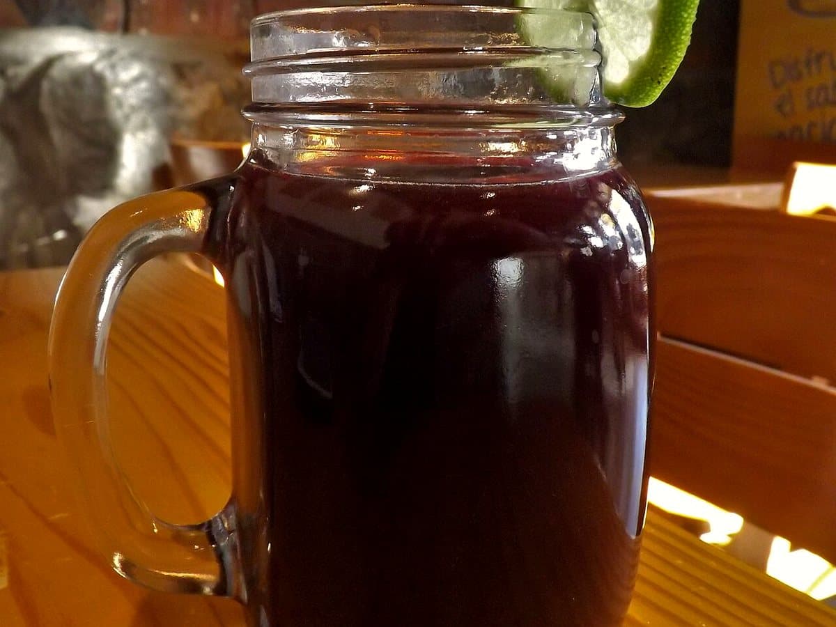 Vaso de chicha morada peruana