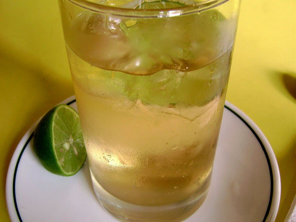 Chilcano de pisco con hielo y rodaja de limón