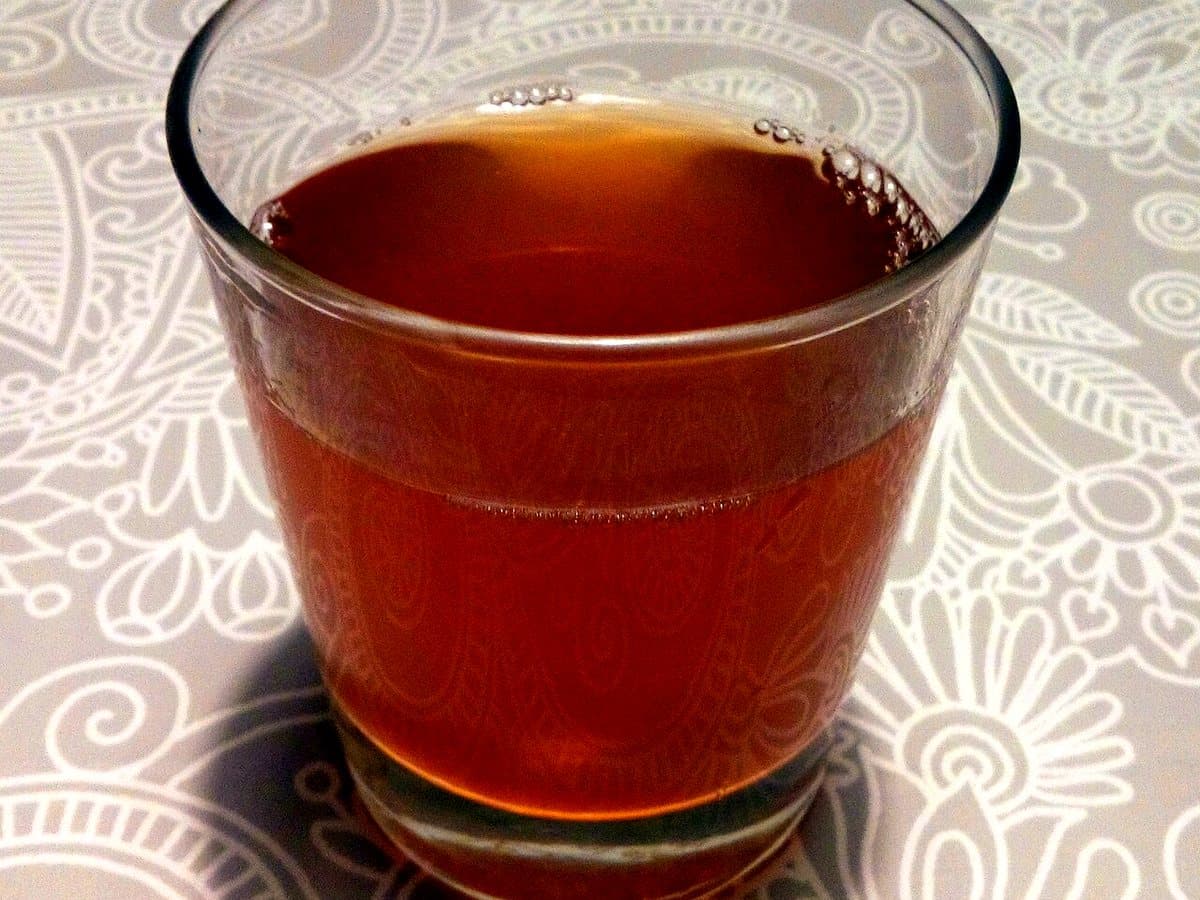 Taza de emoliente peruano caliente