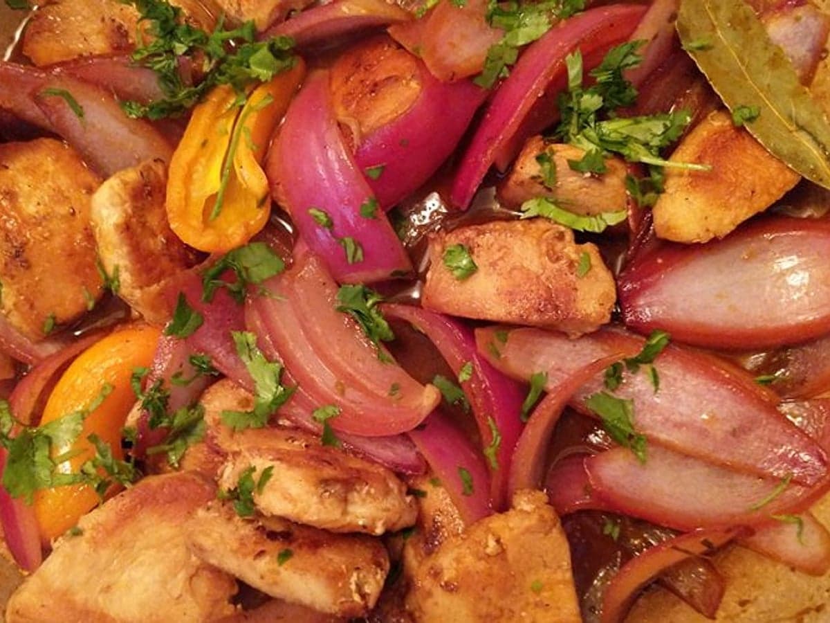 Escabeche de pollo peruano con cebolla morada, ají amarillo, laurel y culantro