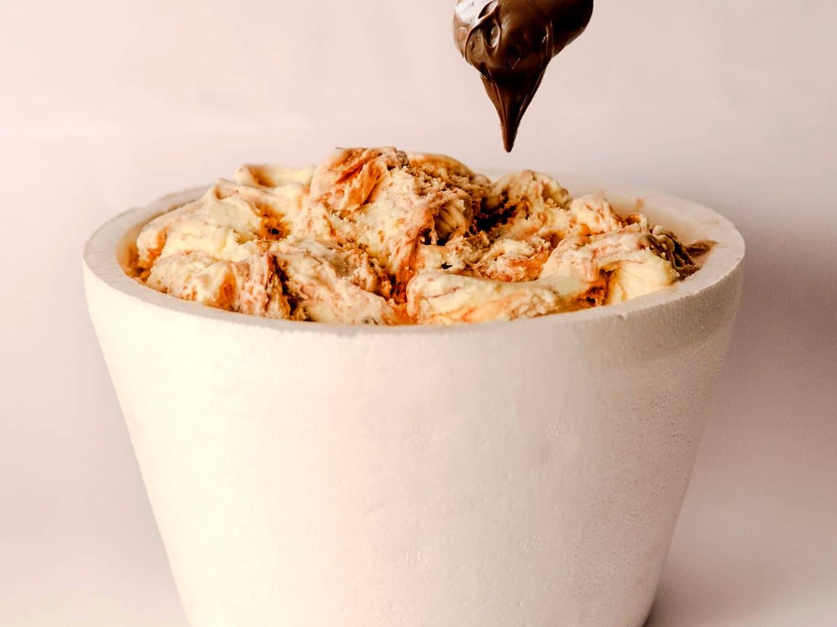 Helado artesanal de lúcuma servido en copa