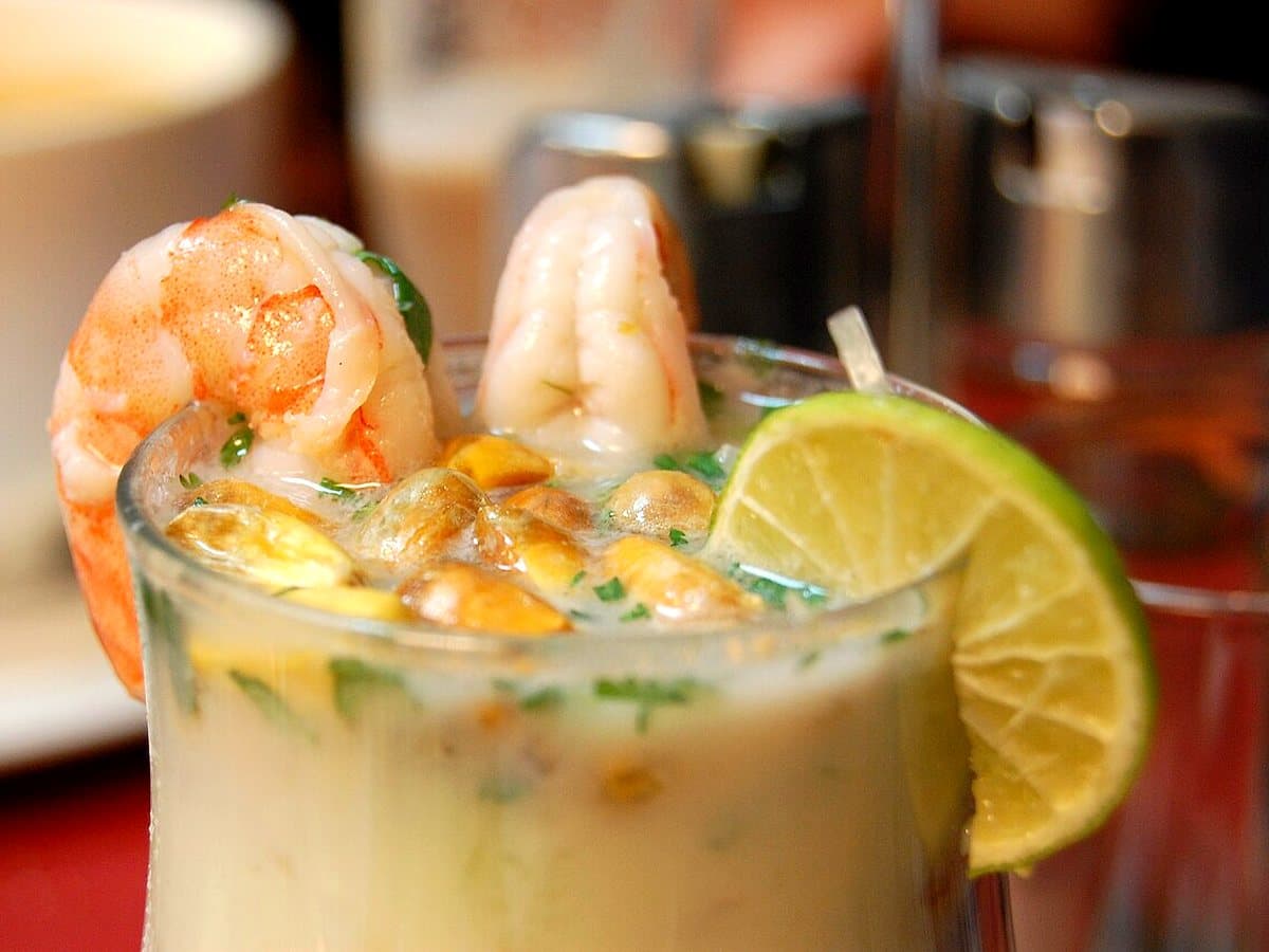 Leche de tigre peruana servida en vaso