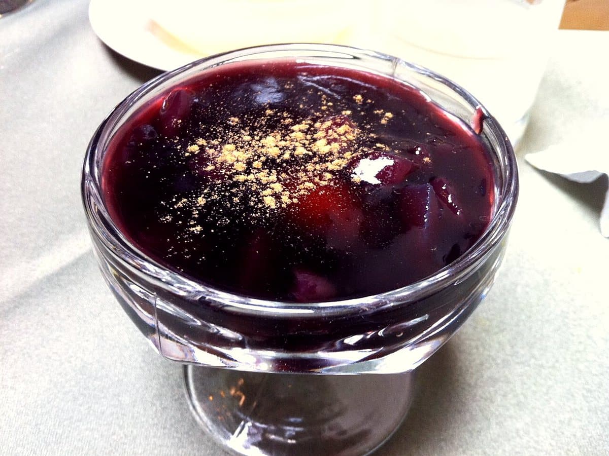 Mazamorra morada peruana de maíz morado con frutas