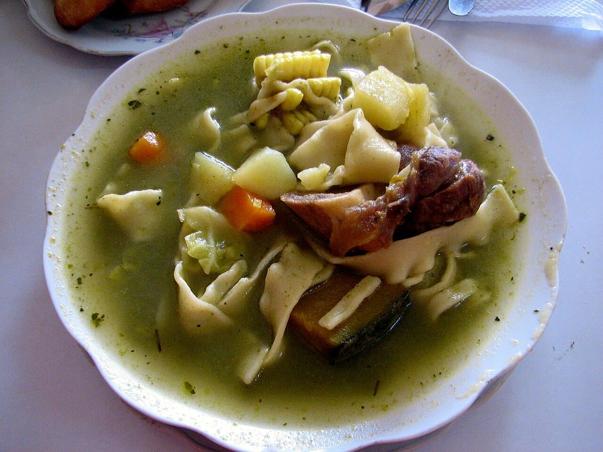 Menestrón peruano de verduras y pasta con pesto de albahaca