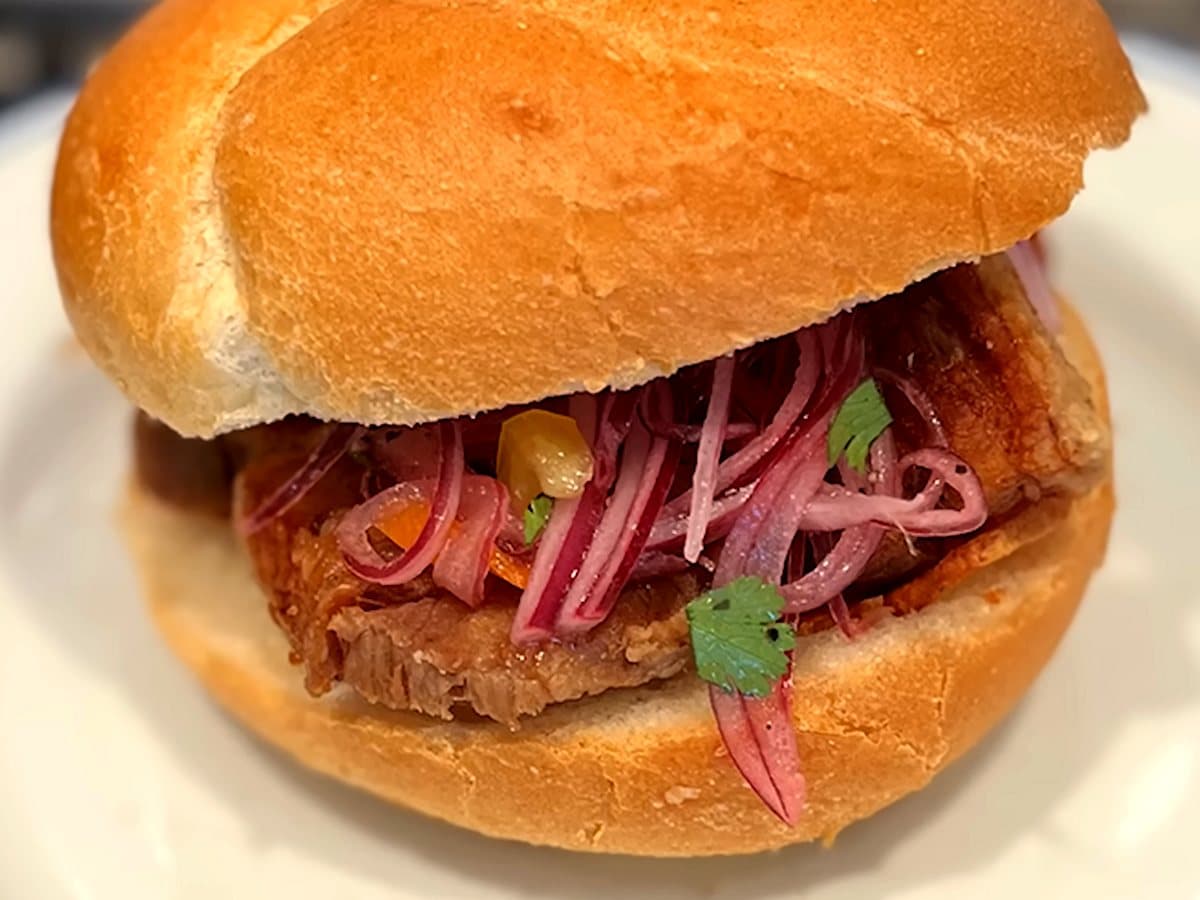 Pan con chicharrón de cerdo y salsa criolla