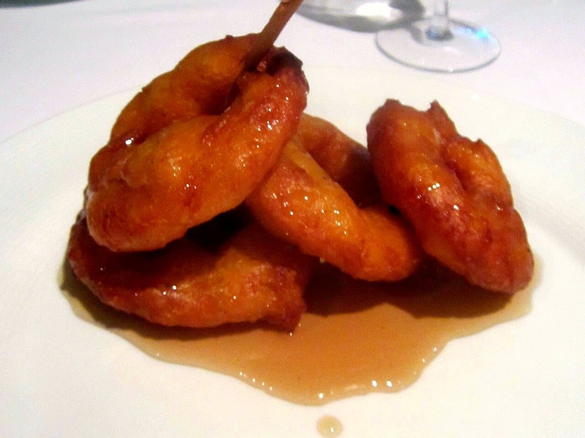 Picarones peruanos bañados en miel de chancaca