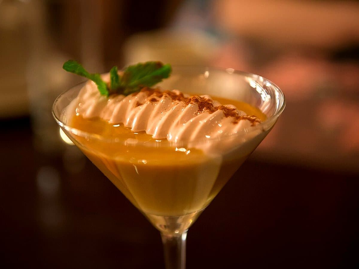 Suspiro a la limeña con manjar blanco y merengue