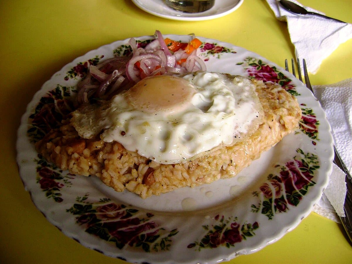 Tacu tacu de arroz y frijoles acompañado de lomo a la plancha