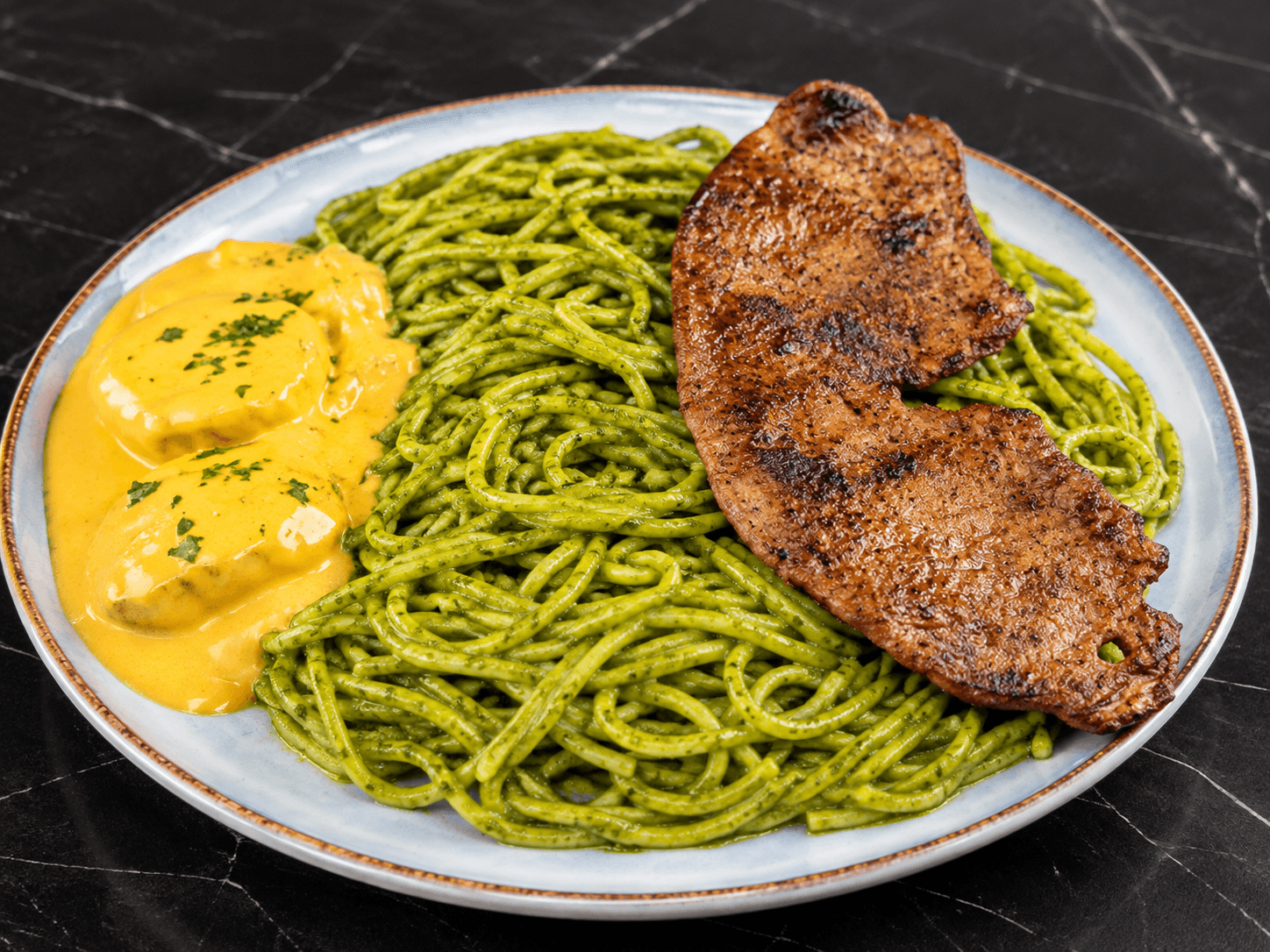 Tallarines verdes peruanos con salsa de albahaca y espinaca