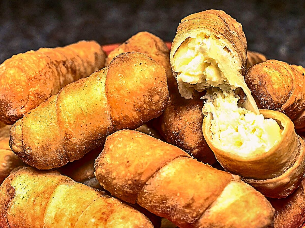 Tequeños de queso fritos con salsa para mojar