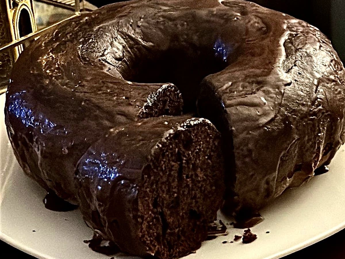 Torta de chocolate bañada en ganache brillante