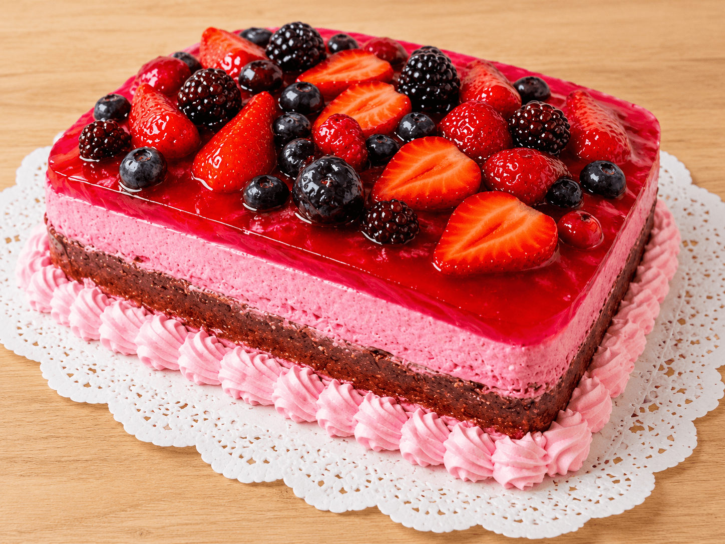 Torta de frutos rojos con crema y cobertura de fresas y arándanos