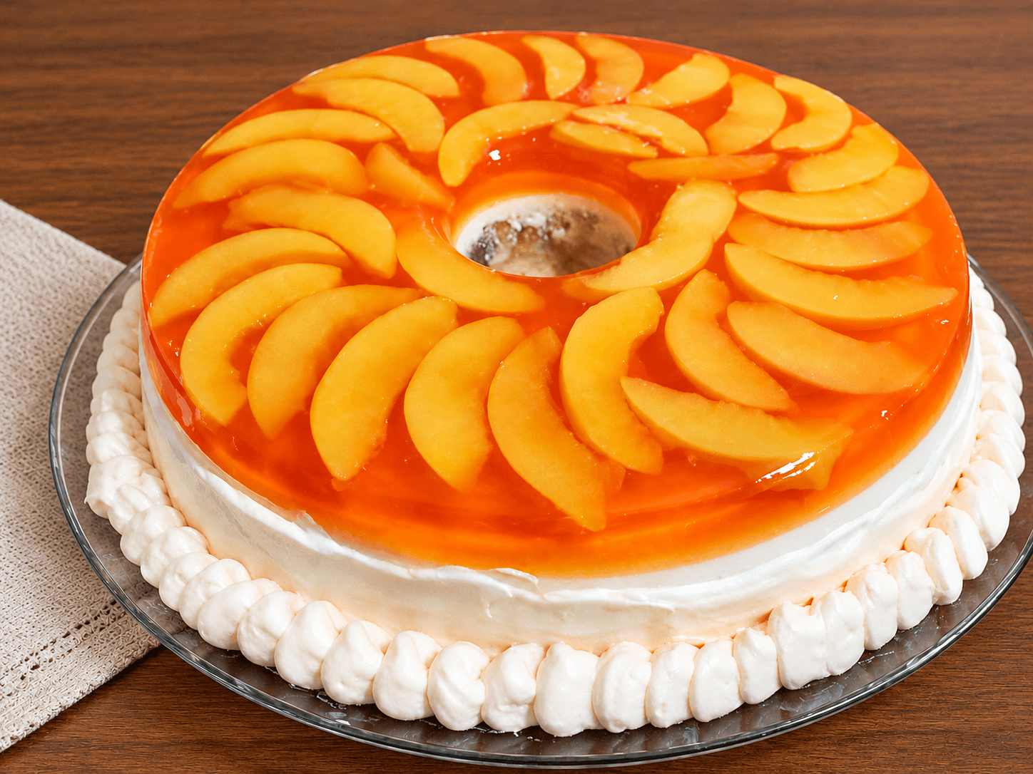 Torta helada peruana de gelatina de naranja con duraznos