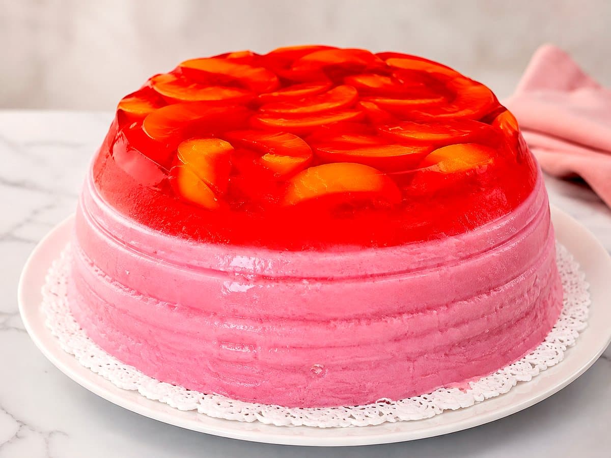 Torta helada peruana de gelatina de fresa con duraznos